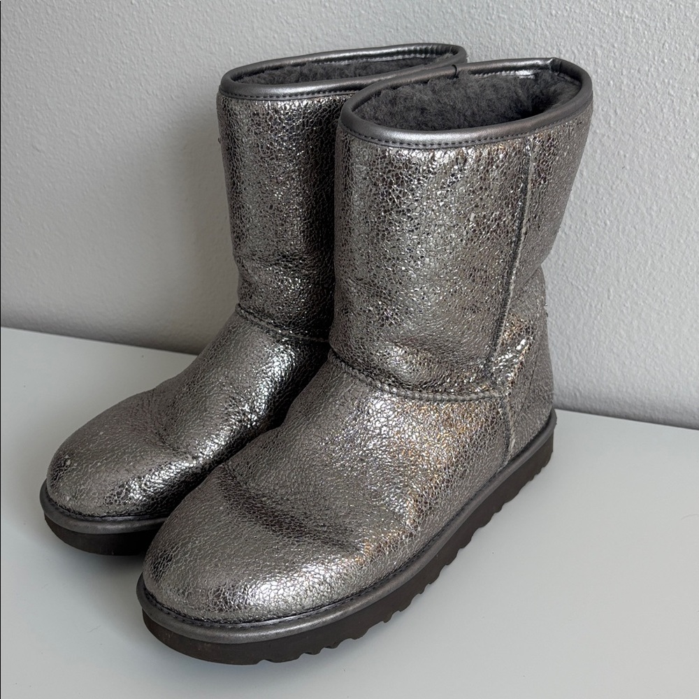 UGG CLASSIC SHORT METALLIC SPARKLE GUNMETAL LEATHER WOMEN'S BOOTS SIZE US 9 - Picture 4 of 10